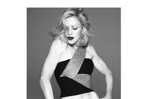 Madonna, fotografiada por Marcus Piggott y Mert Alas para Versace