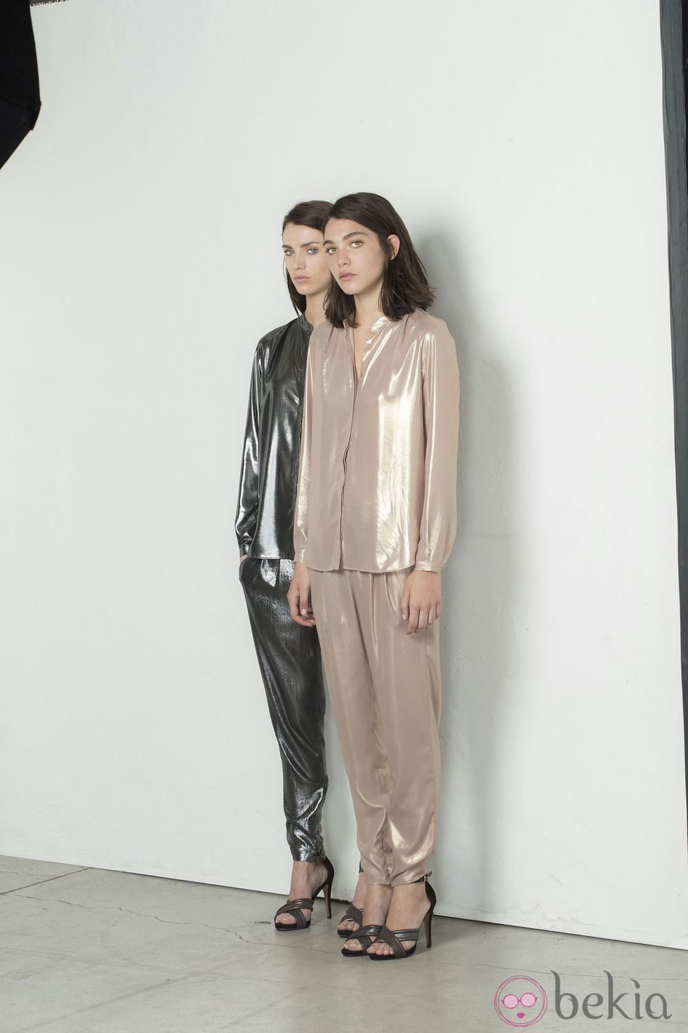 Chaqueta de gris topo y conjuntos metalizados de Hoss Intropia para Invierno 2014