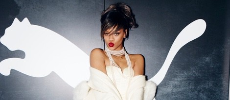 Rihanna posando como directora creativa de Puma