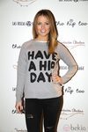 Alyson Eckmann con la camiseta solidaria 'Noella' de The Hip Tee y la Fundación Aladina
