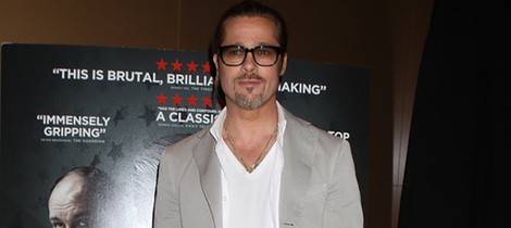 Brad Pitt con un look desenfadado y gafas de sol