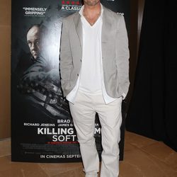 Brad Pitt con un look desenfadado y gafas de sol