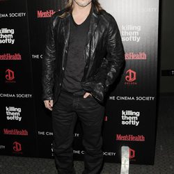 Brad Pitt, de negro y con cazadora de cuero