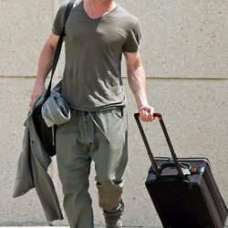 Brad Pitt de verde khaki