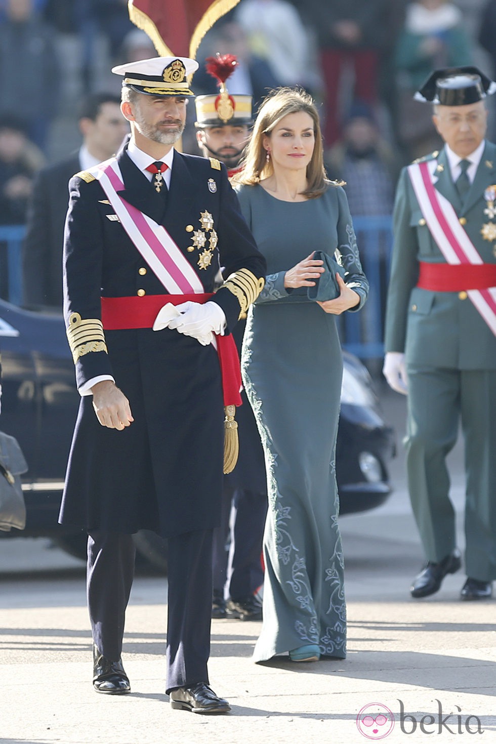 La Reina Letizia luce un vestido azul verdoso el día de la Pascua Militar