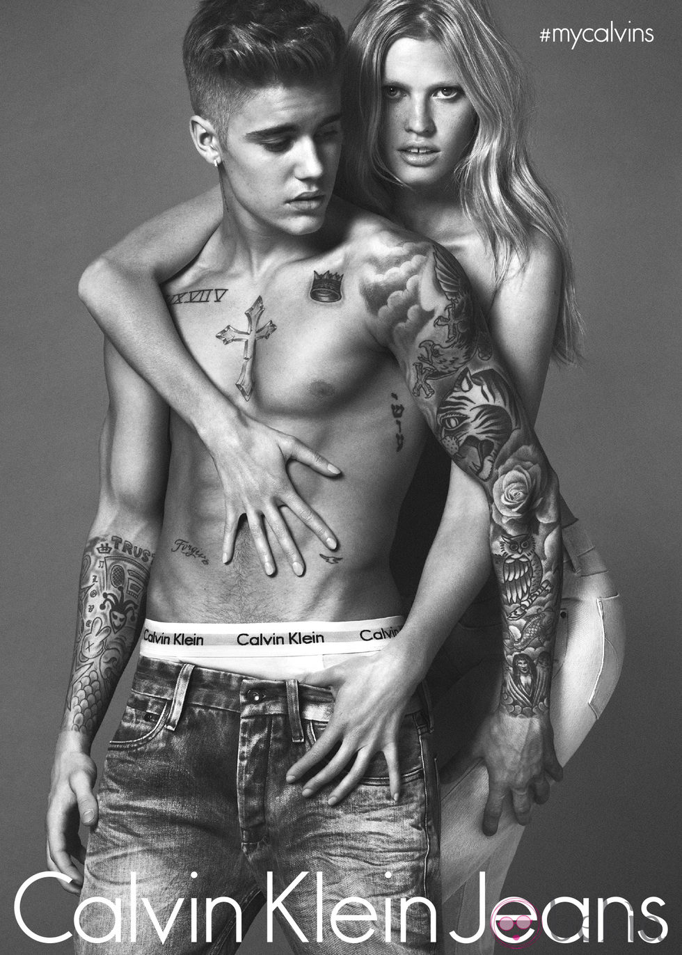 Justin Bieber y Lara Stone posando para la nueva colección de primavera de Calvin Klein