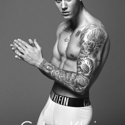 Justin Bieber posando como nuevo embajador de Calvin Klein con ropa interior de la firma