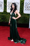 Conchita Wurst con un diseño en terciopelo en los Globos de Oro 2015