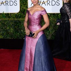 Kerry Washington con un vestido bicolor metalizado en los Globos de Oro 2015