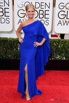 Nancy O'Dell con un vestido capa asimétrico en los Globos de Oro 23015