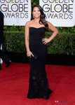 Gina Rodríguez con un vestido palabra de honor en negro en los Globos de Oro 2015