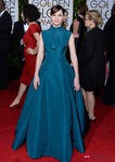 Felicity Jones con un vestido color esmeralda en los Globos de Oro 2015