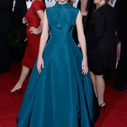 Felicity Jones con un vestido color esmeralda en los Globos de Oro 2015
