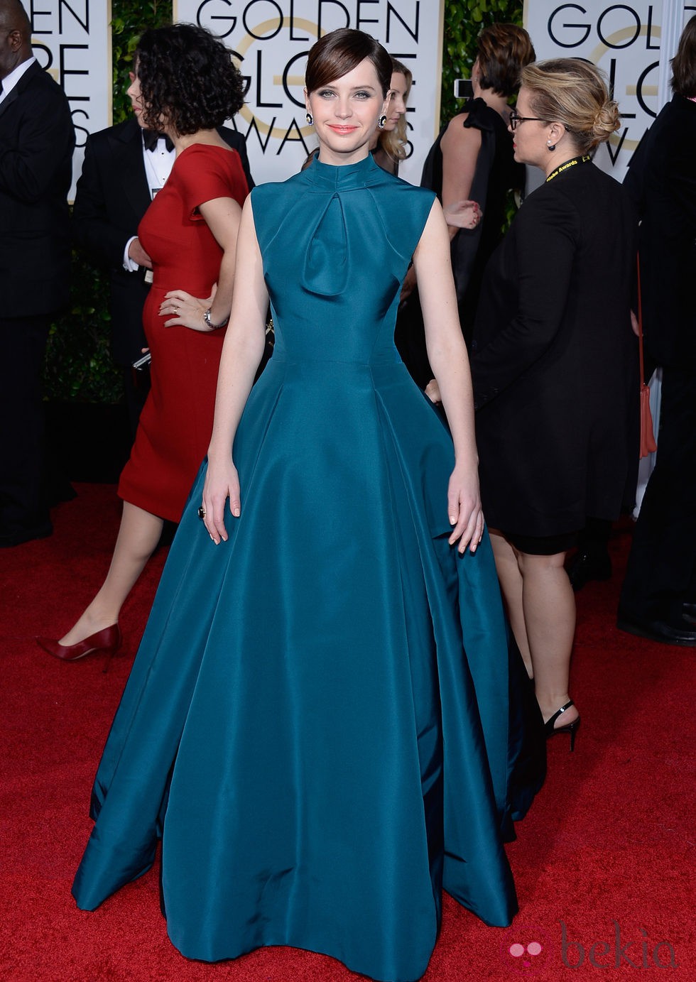 Felicity Jones con un vestido color esmeralda en los Globos de Oro 2015