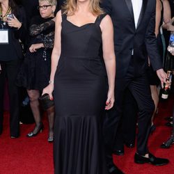 Edie Falco con un diseño negro en los Globos de Oro 2015