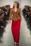 Falda roja y chaqueta 'animal print' en el desfile de Alta Costura, de John Galliano, en Londres