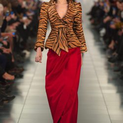 Falda roja y chaqueta 'animal print' en el desfile de Alta Costura, de John Galliano, en Londres