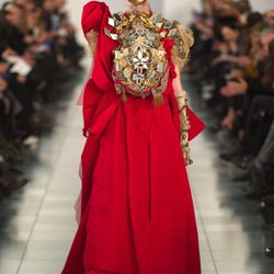 Vestido largo en rojo en el desfile de Alta Costura, de John Galliano, en Londres