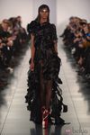 Vestido negro de corte asimétrico en el desfile de Alta Costura, de John Galliano, en Londres
