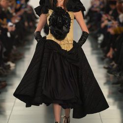 Vestido negro y dorado en el desfile de Alta Costura, de John Galliano, en Londres