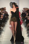 Corsé negro, short y capa negra en el desfile de Alta Costura, de John Galliano, en Londres