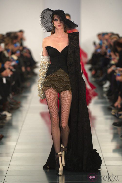 Corsé negro, short y capa negra en el desfile de Alta Costura, de John Galliano, en Londres