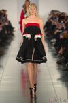 Vestido negro con detalles en rojo y blanco en el desfile de Alta Costura, de John Galliano, en Londres