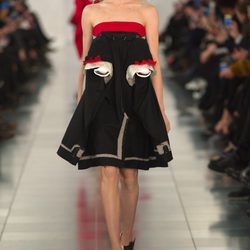 Vestido negro con detalles en rojo y blanco en el desfile de Alta Costura, de John Galliano, en Londres