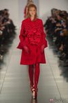 Abrigo rojo en el desfile de Alta Costura, de John Galliano, en Londres