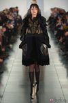 Diseño en negro con detalles dorados en el desfile de Alta Costura, de John Galliano, en Londres