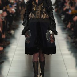 Diseño en negro con detalles dorados en el desfile de Alta Costura, de John Galliano, en Londres