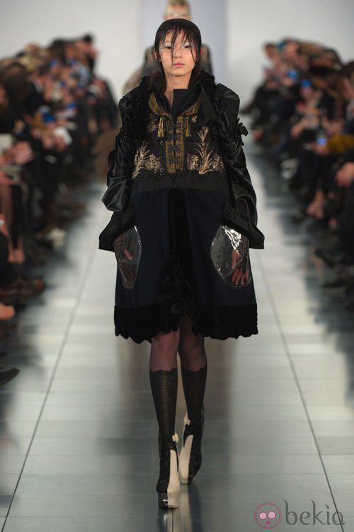 Diseño en negro con detalles dorados en el desfile de Alta Costura, de John Galliano, en Londres