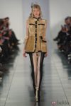 Chaleco y pantalon en beige y negro en el desfile de Alta Costura, de John Galliano, en Londres