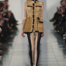 Chaleco y pantalon en beige y negro en el desfile de Alta Costura, de John Galliano, en Londres