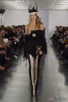 Camiseta dorada y chaqueta negra en el desfile de Alta Costura, de John Galliano, en Londres