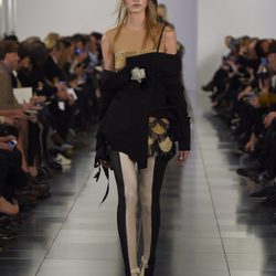 Camiseta dorada y chaqueta negra en el desfile de Alta Costura, de John Galliano, en Londres
