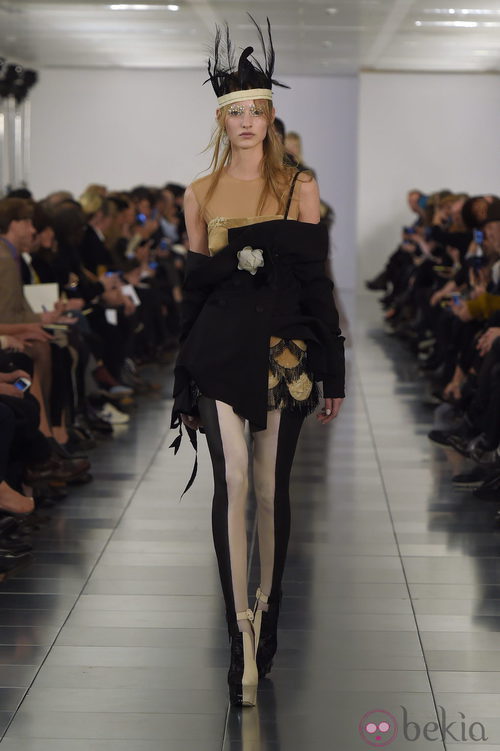 Camiseta dorada y chaqueta negra en el desfile de Alta Costura, de John Galliano, en Londres