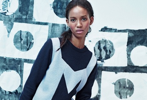 La modelo Adesuwa Aighewi posando con zapatillas Nike en colaboración con & Other Stories