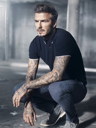 David Beckham con un polo azul marino su colección Essentials primavera 2015