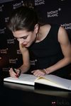 Carlota Casiraghi firmando como nueva embajadora de Montblanc