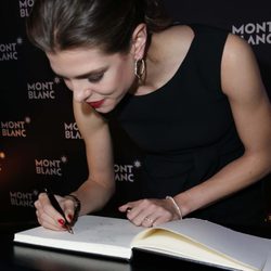 Carlota Casiraghi firmando como nueva embajadora de Montblanc