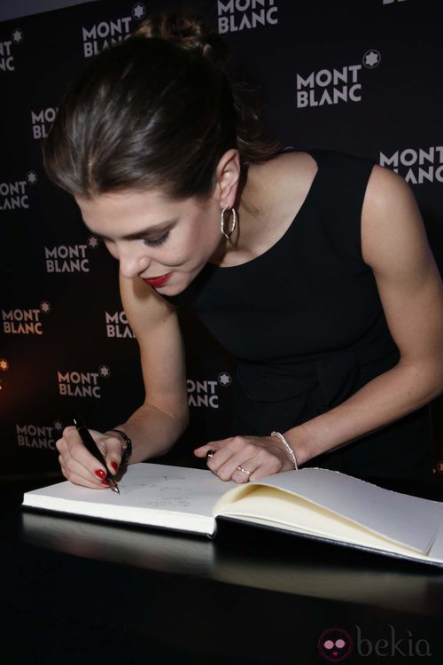 Carlota Casiraghi firmando como nueva embajadora de Montblanc