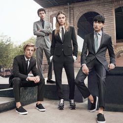 Cara delevingne posando para la campaña primavera/verano 2015 de DKNY