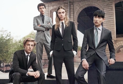 Cara delevingne posando para la campaña primavera/verano 2015 de DKNY