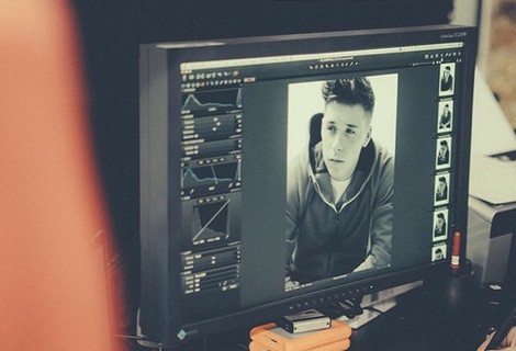 Brooklyn Beckham descubre su faceta de modelo en la nueva campaña de Reserved