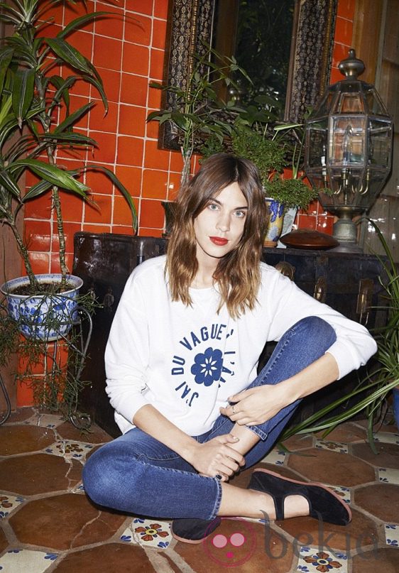 Alexa Chung posando para el catálogo primavera 2015 de AG Jeans