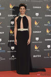 Bárbara Lennie con un vestido negro largo en la alfombra roja de los Premios Feroz 2015