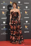 Aura Garrido luciendo un vestido de Naeem Khan en la alfombra roja de los Premios Feroz 2015