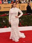 Dascha Polanco con un vestido de encaje en la alfombra roja de los Premios SAG 2015