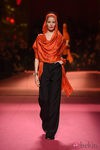 Camisa pañuelo rojo de Schiaparelli en la Semana de la Alta Costura de París primavera/verano 2015